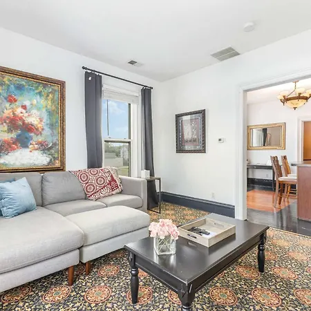 Spacious Upstairs 1Bed- Walking Distance To Beach Outlet Mall